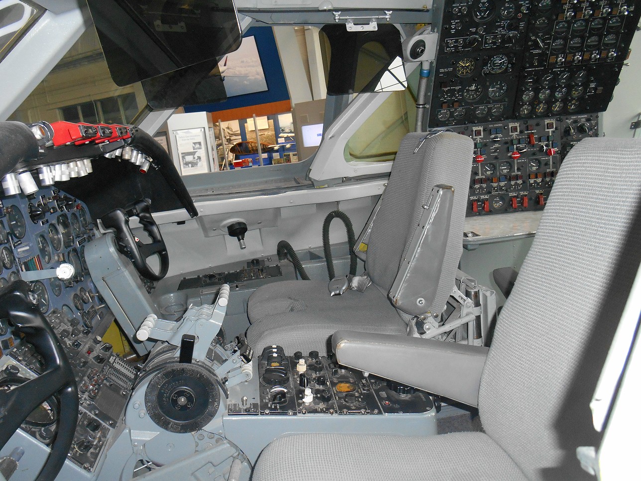 880cockpit3.JPG