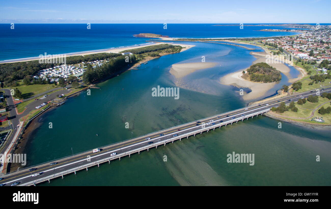 aerial-image-of-the-bridge-at-windang-near-the-mouth-of-lake-illawarra-GW1YYR.jpg